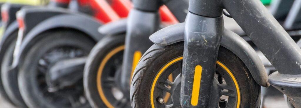 Park Edilmiş Elektrikli Scooterlar