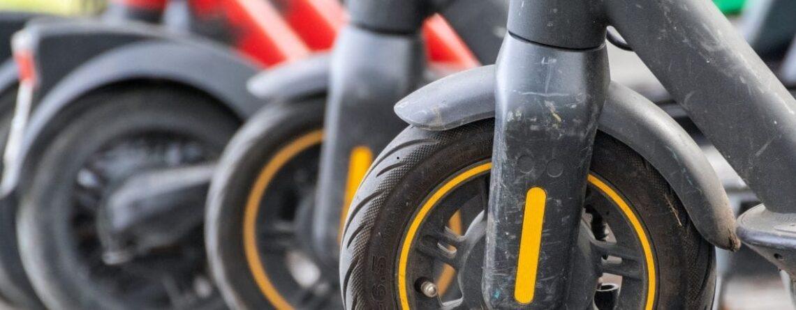 Park Edilmiş Elektrikli Scooterlar