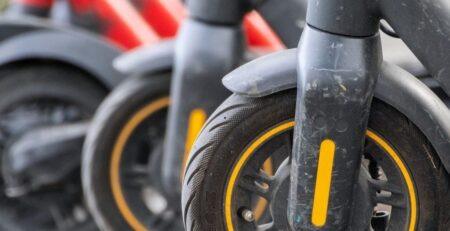 Park Edilmiş Elektrikli Scooterlar