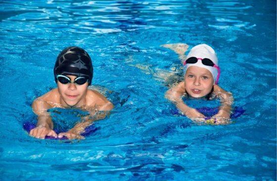 Çocuklar İçin yüzme kursu alan çocuk öğrenciler