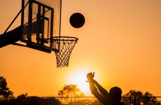 açık sahada basketbol oynayan genç
