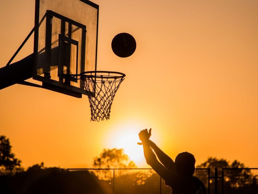 açık sahada basketbol oynayan genç