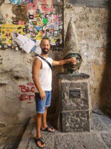 Teoman Etensel Busto Di Pulcinella İle Fotoğraf Çektiriyor