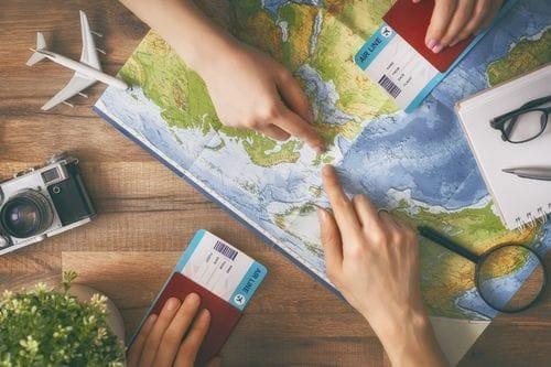 seyahat etmek amacıyla masa üzerine dünya haritası ve ekipmanlar koyulmuş