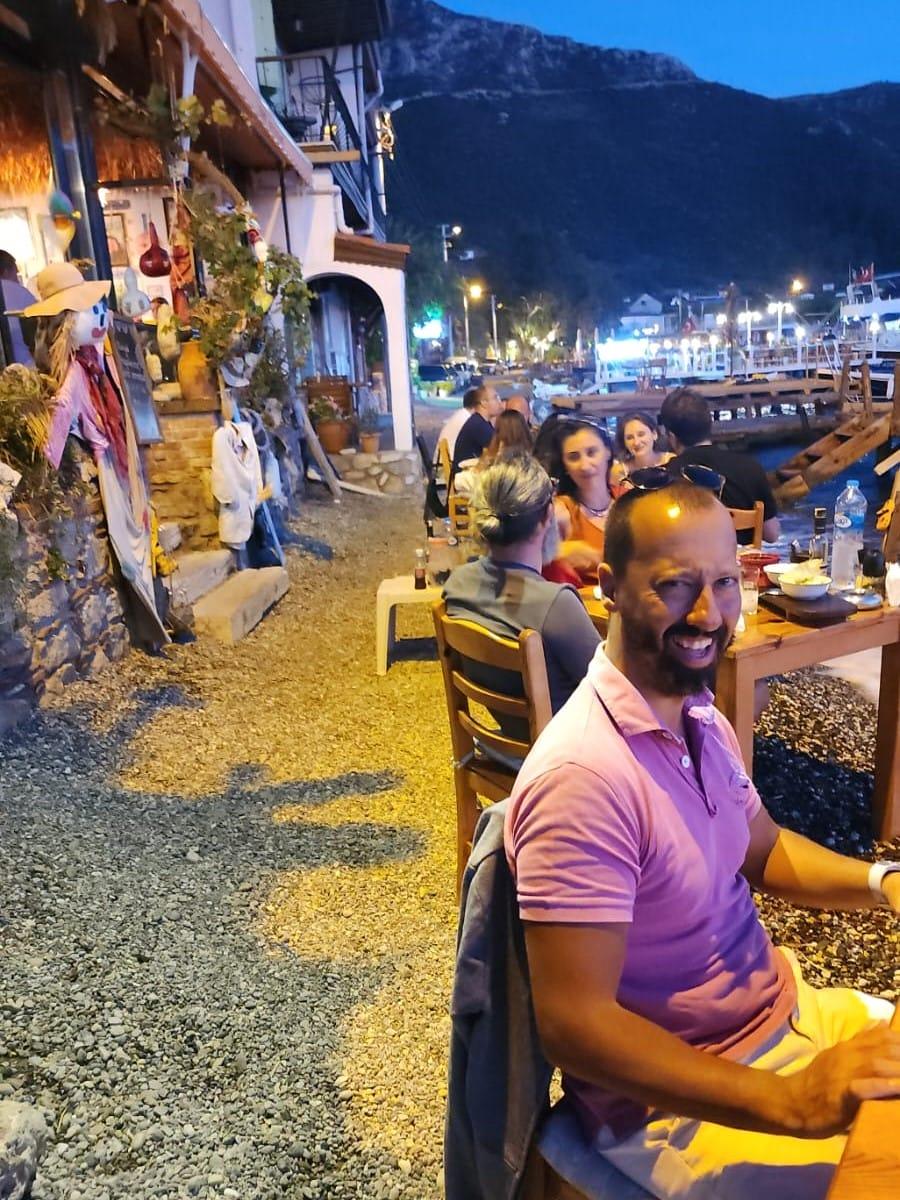 Teoman Etensel' in Datça' da Yemek Fotoğrafı